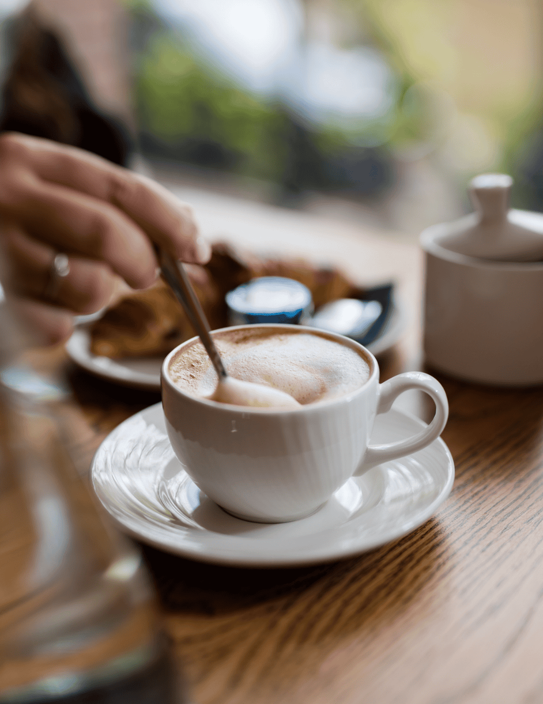 Kop koffie geserveerd in het Ambassade Hotel.