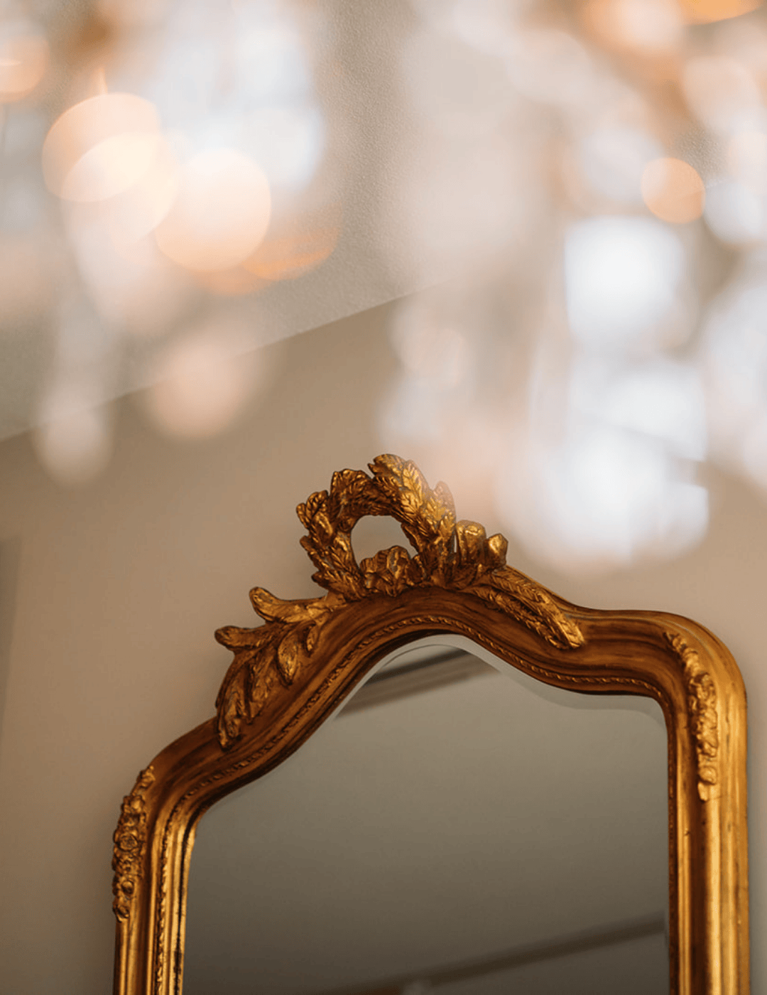 Close-up van een decoratieve spiegel in het Ambassade Hotel.