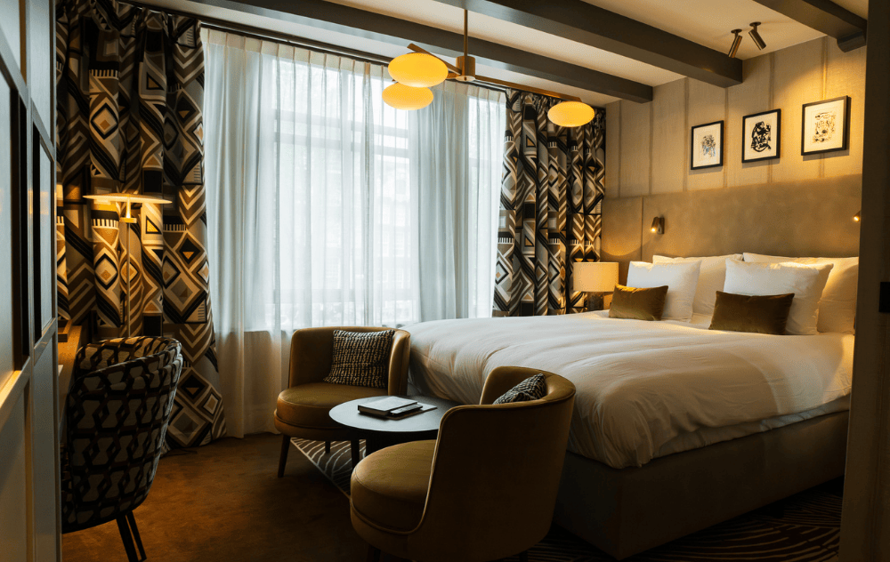 Deluxe Zimmer mit Kanalblick im Ambassade Hotel mit elegantem Dekor und atemberaubendem Blick auf den Kanal.