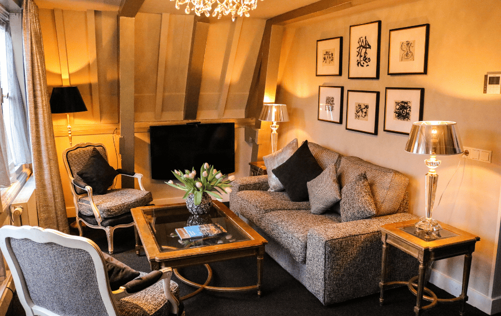 Stilvolle Sitzecke in einer Suite im Ambassade Hotel.