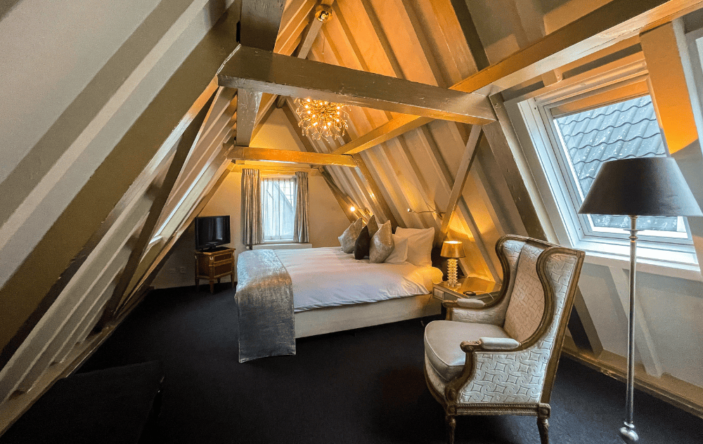 Schlafzimmer in einer luxuriösen Suite im Ambassade Hotel.