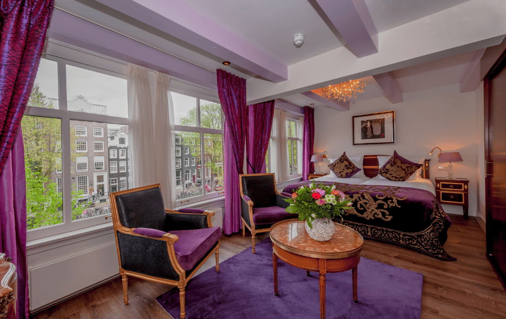 Superior Canal View Deluxe Zimmer im Ambassade Hotel mit elegantem Dekor und malerischem Blick auf den Kanal.
