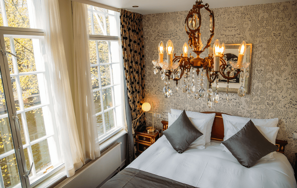 Deluxe Zimmer mit Kanalblick im Ambassade Hotel mit elegantem Interieur und malerischem Blick auf den Kanal.