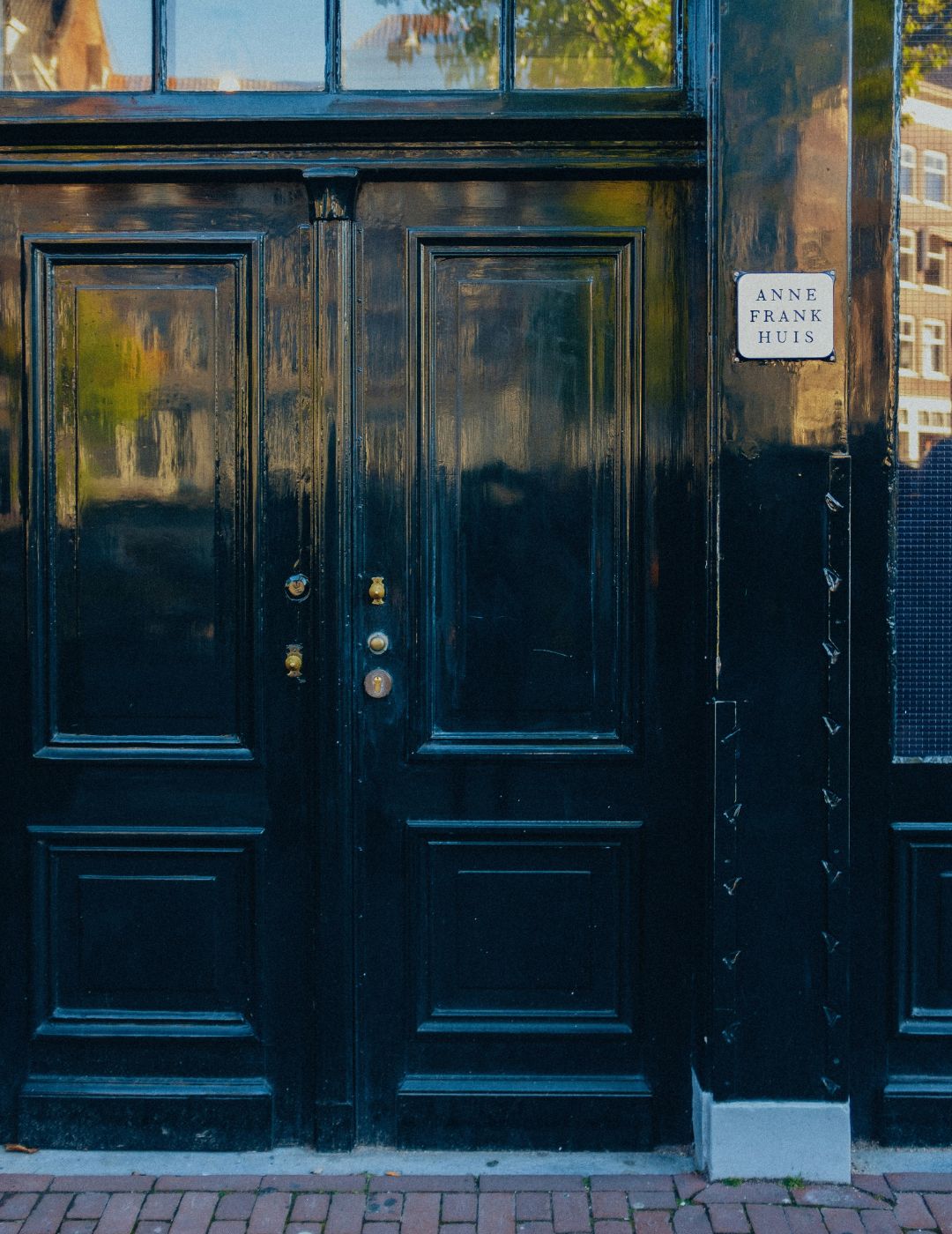Entrance door of the anne frank house in amsterdam.