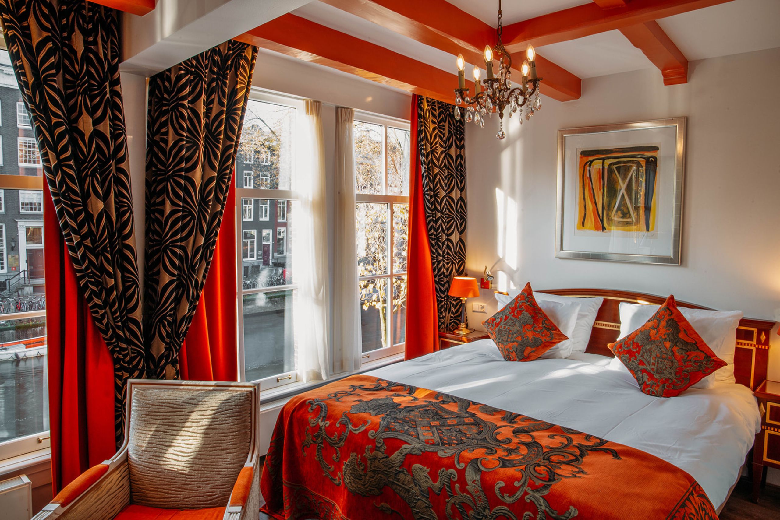 Chambre Supérieure Deluxe spacieuse avec vue sur le canal, lits king-size ou jumeaux, et salle de bain luxueuse à l'hôtel Ambassade.