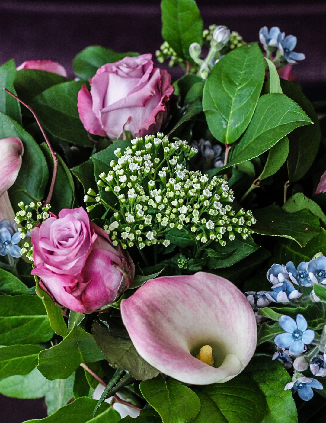Fleurs fraîches dans une chambre d’hôte de l’hôtel Ambassade, apportant une touche chaleureuse et élégante.