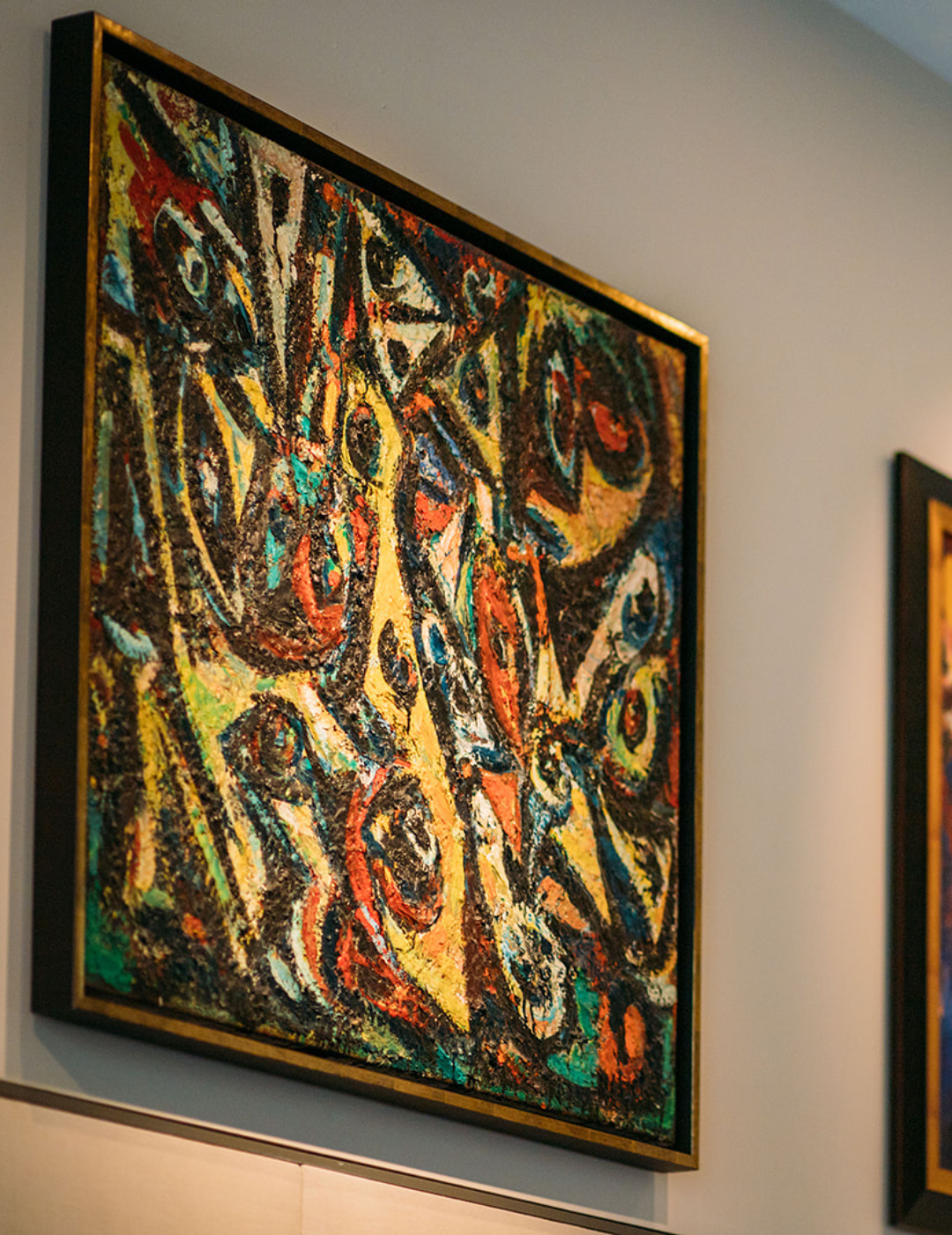 Gros plan d’une œuvre Cobra de la collection d’art contemporain de l’hôtel Ambassade.