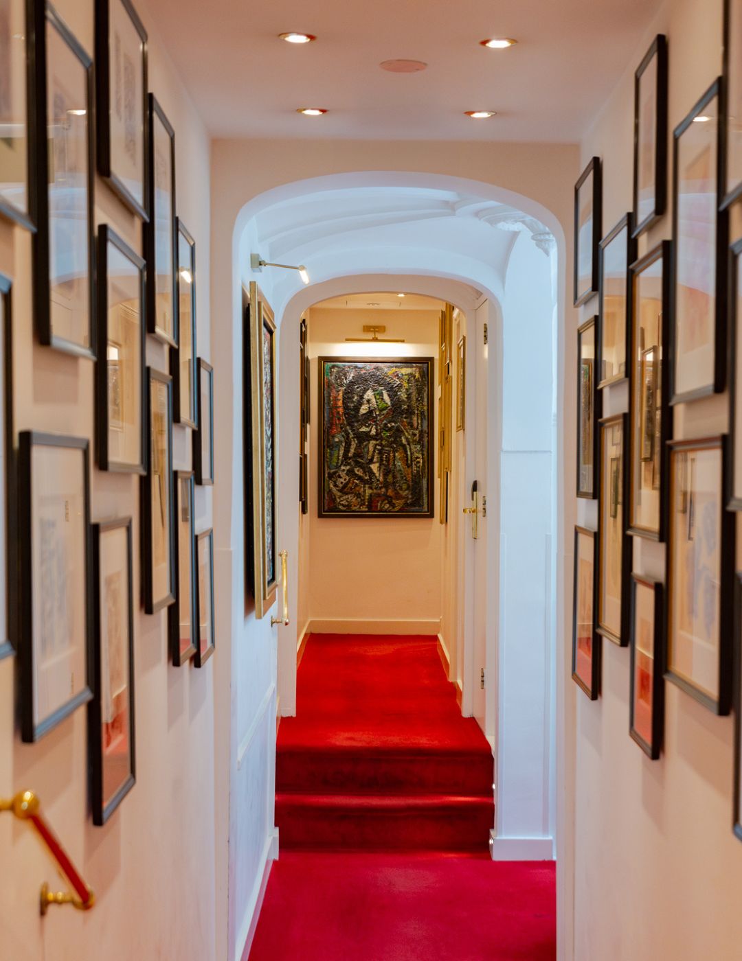 Le couloir d’art emblématique de l’Ambassade Hotel à Amsterdam, bordé d’œuvres contemporaines du mouvement Cobra.