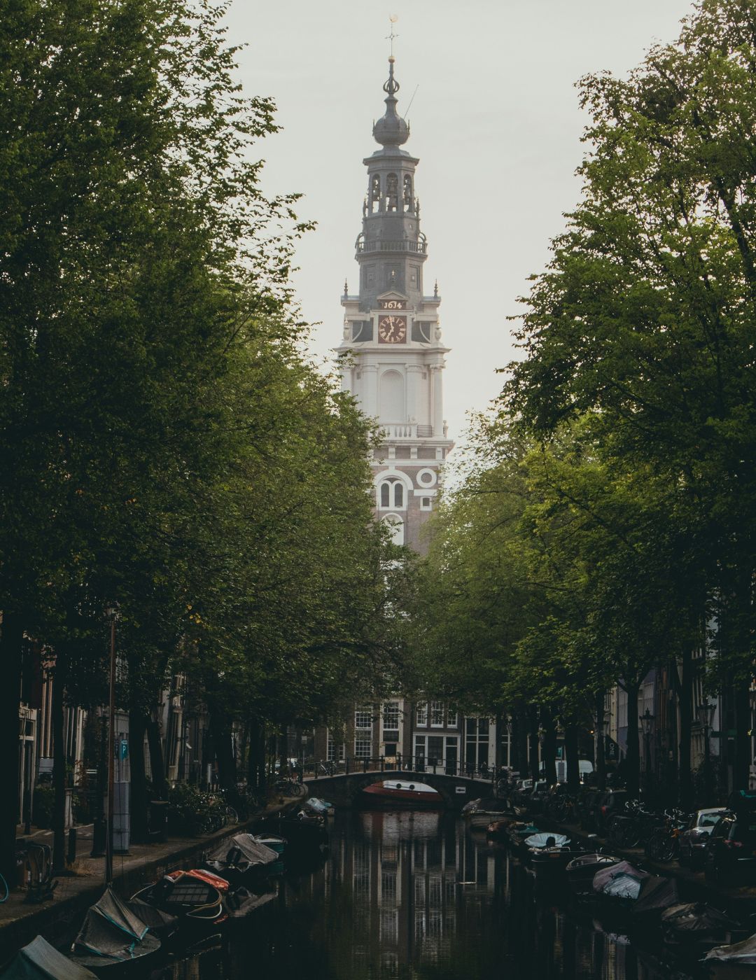 Vue pittoresque sur les canaux d'Amsterdam avec des maisons historiques bordant l'eau.