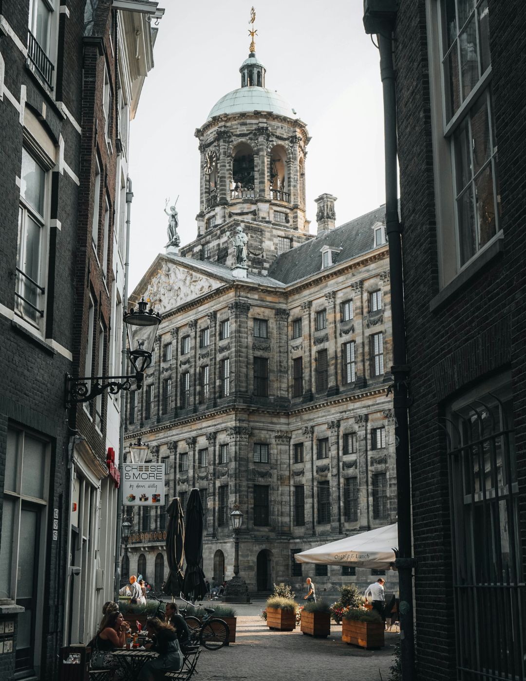 Bâtiment historique à Amsterdam présentant l'architecture néerlandaise classique.