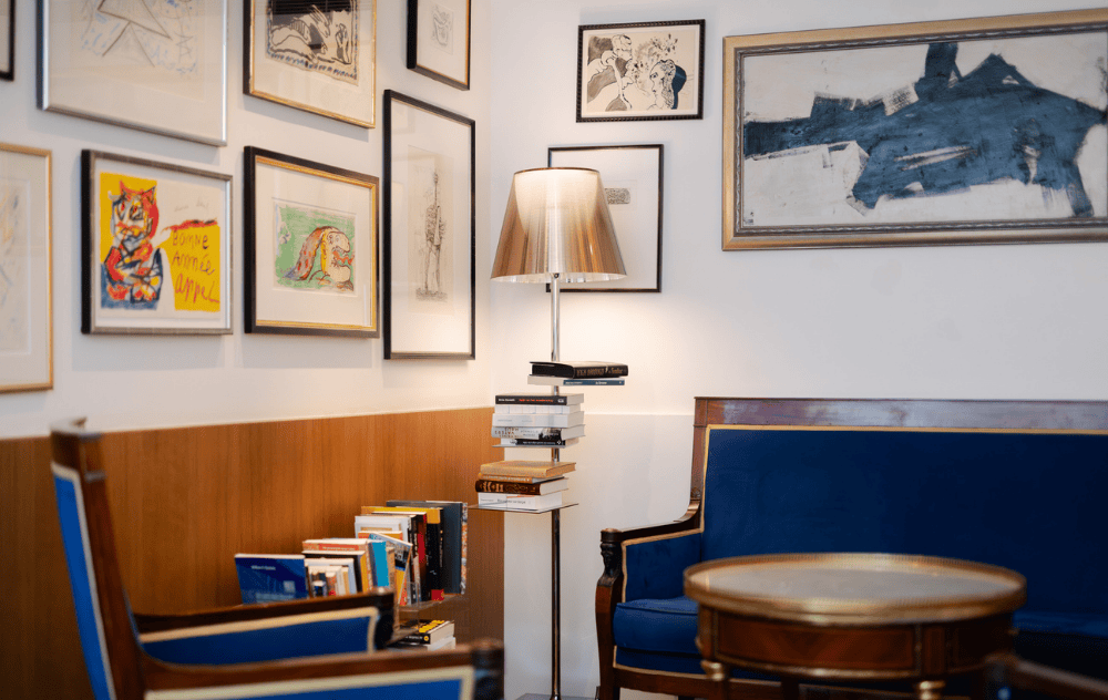 Une partie du Cobra Lounge de l’hôtel Ambassade à Amsterdam, avec des œuvres d’art COBRA colorées et des sièges confortables.