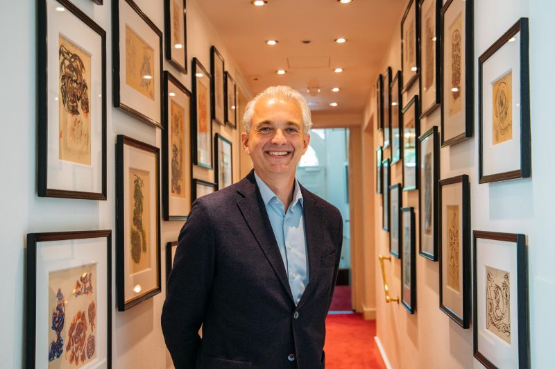 Portrait d’Eduard Janssen debout dans la galerie d’art de l’hôtel Ambassade lors d’une visite privée d’art à Amsterdam.
