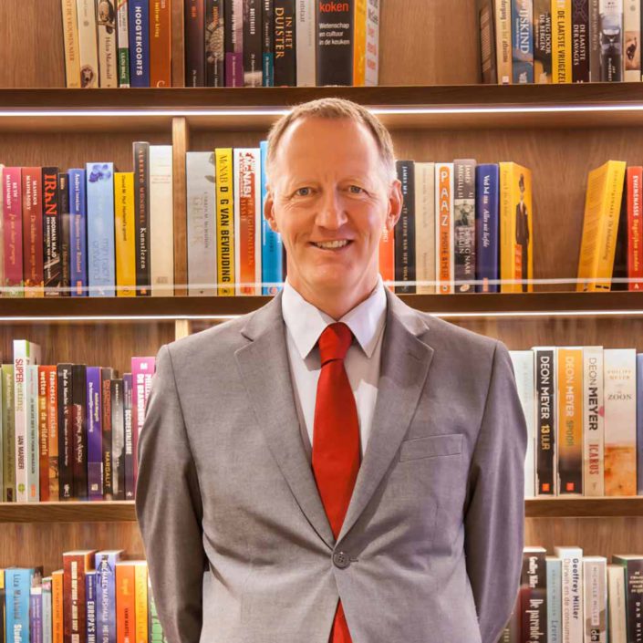 Eelco Douma, le bibliothécaire de l'Ambassade Hotel, entouré de livres dans la Library Bar à Amsterdam.