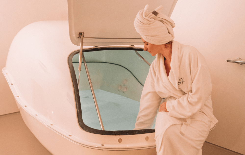 Femme se préparant pour une séance de flottaison à l’Hôtel Ambassade à Amsterdam, prête à se détendre et à se ressourcer.