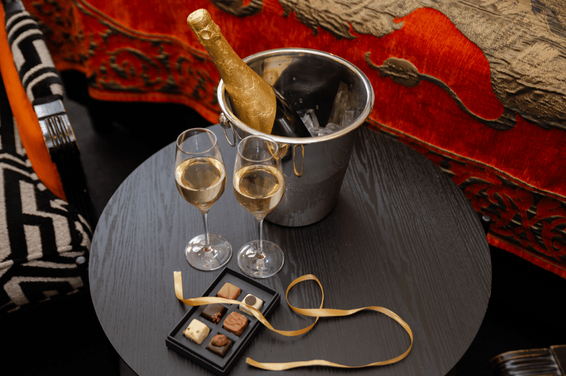 Cava et chocolats en cadeau de bienvenue dans la chambre à l’Hôtel Ambassade à Amsterdam – disponibles en option pour les clients.