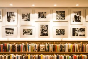 Portraits d’artistes Cobra exposés dans le Library Bar de l’hôtel Ambassade à Amsterdam, célébrant ce mouvement artistique influent.