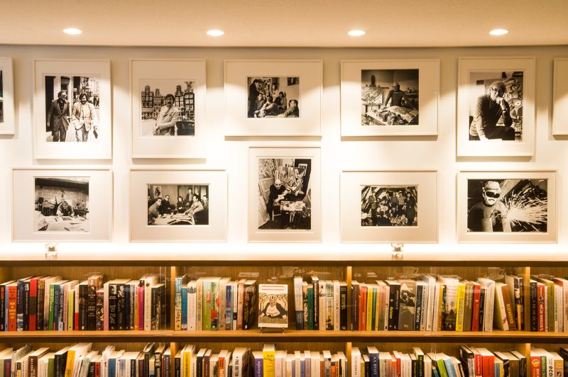 Portraits d’artistes Cobra exposés dans le Library Bar de l’hôtel Ambassade à Amsterdam, célébrant ce mouvement artistique influent.