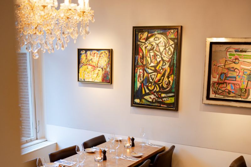 Vue à travers le salon Alechinsky de l’hôtel Ambassade à Amsterdam, mettant en valeur son intérieur élégant et son ambiance artistique.