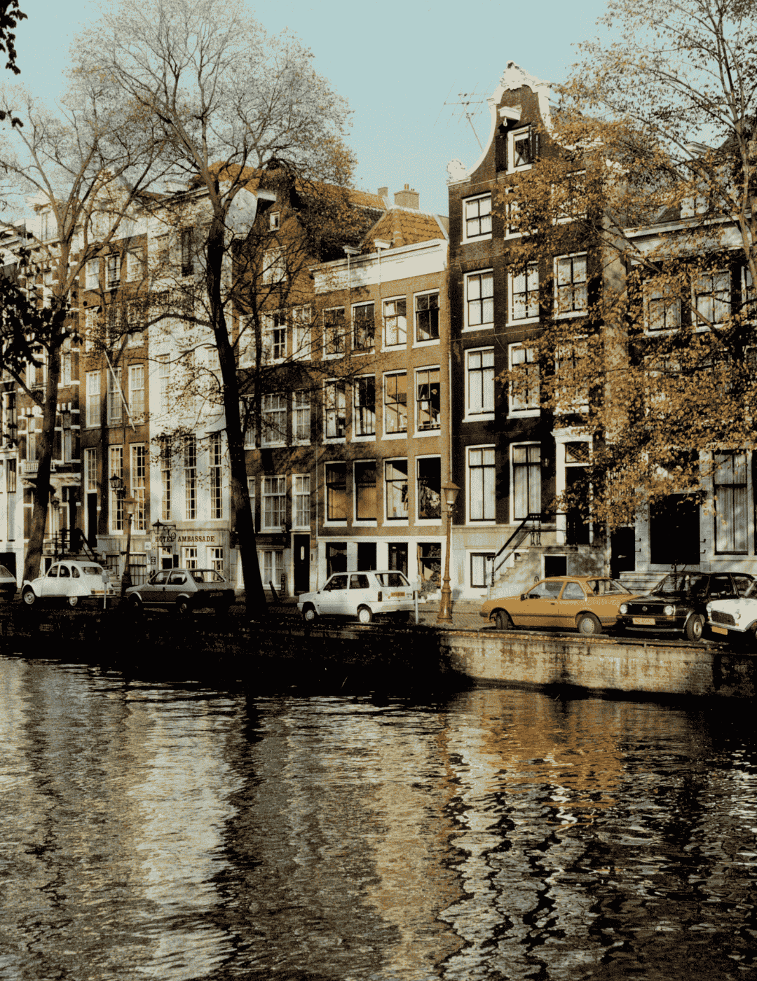 Photo vintage de maisons de canal historiques alignées le long de la Herengracht à Amsterdam.