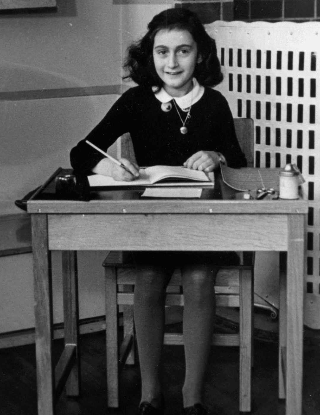 Photo historique d'Anne Frank à l'école à Amsterdam.