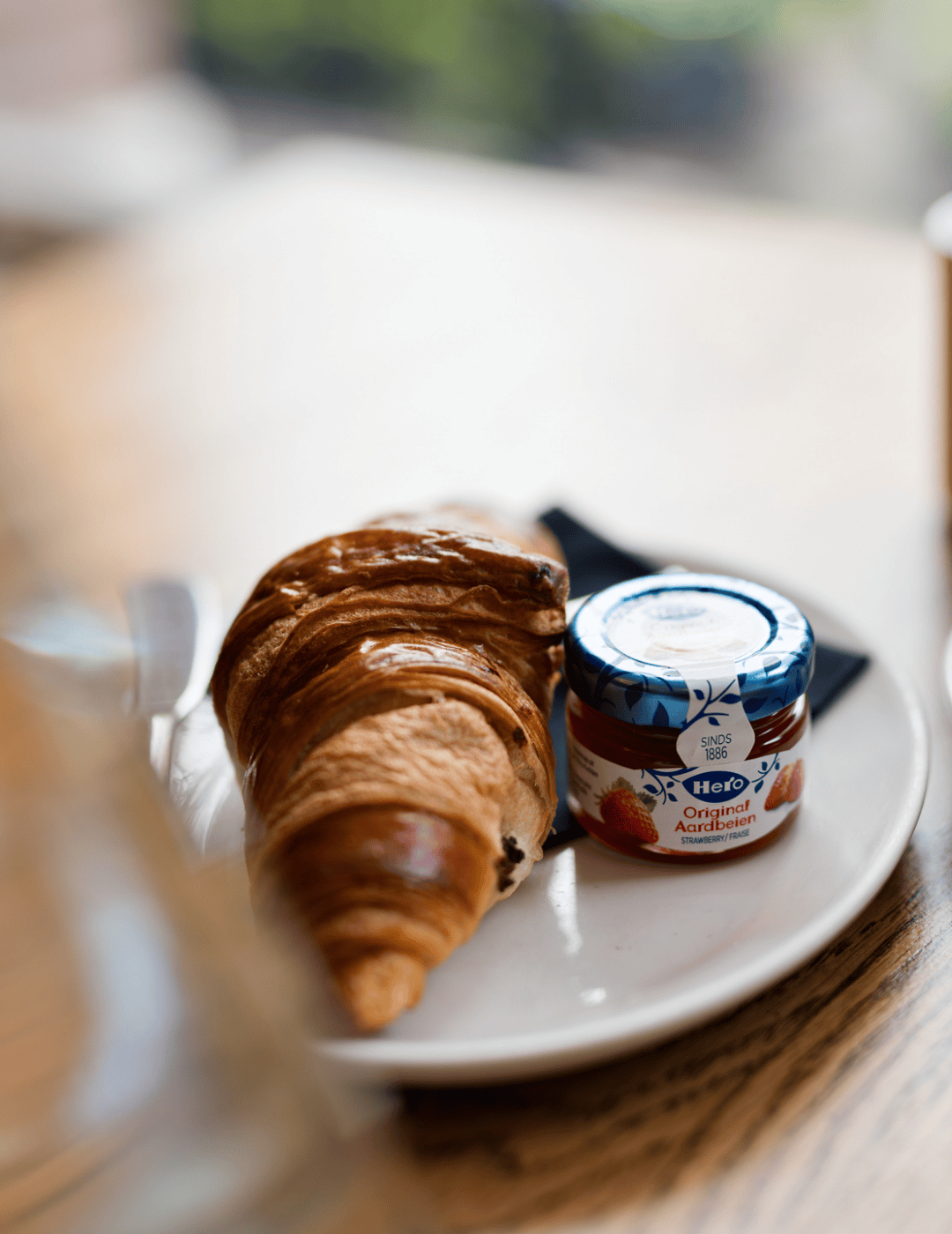 Croissant servi avec de la confiture à l’Ambassade Hôtel.
