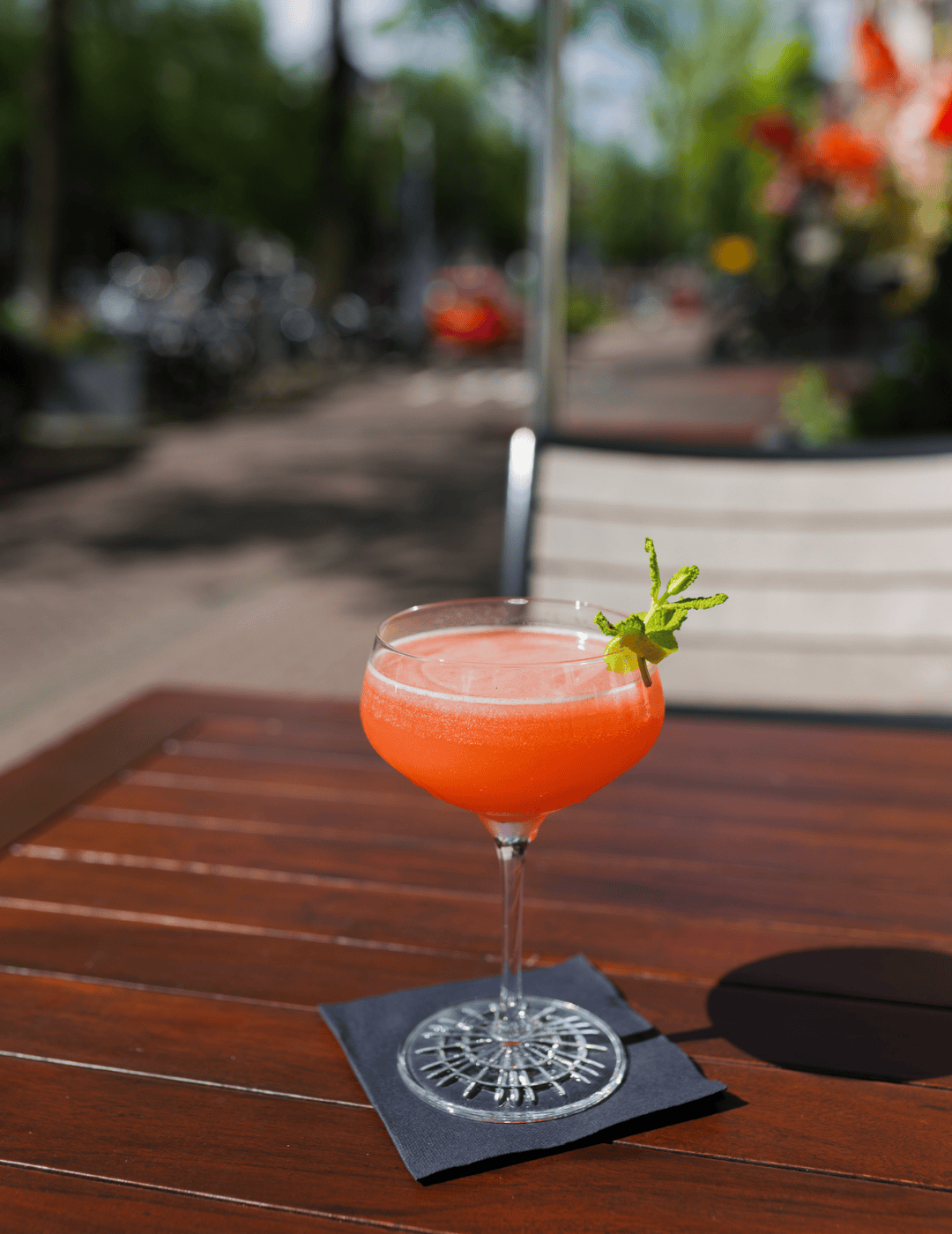 Cocktail profitant du soleil sur la terrasse de l’Ambassade Hôtel.