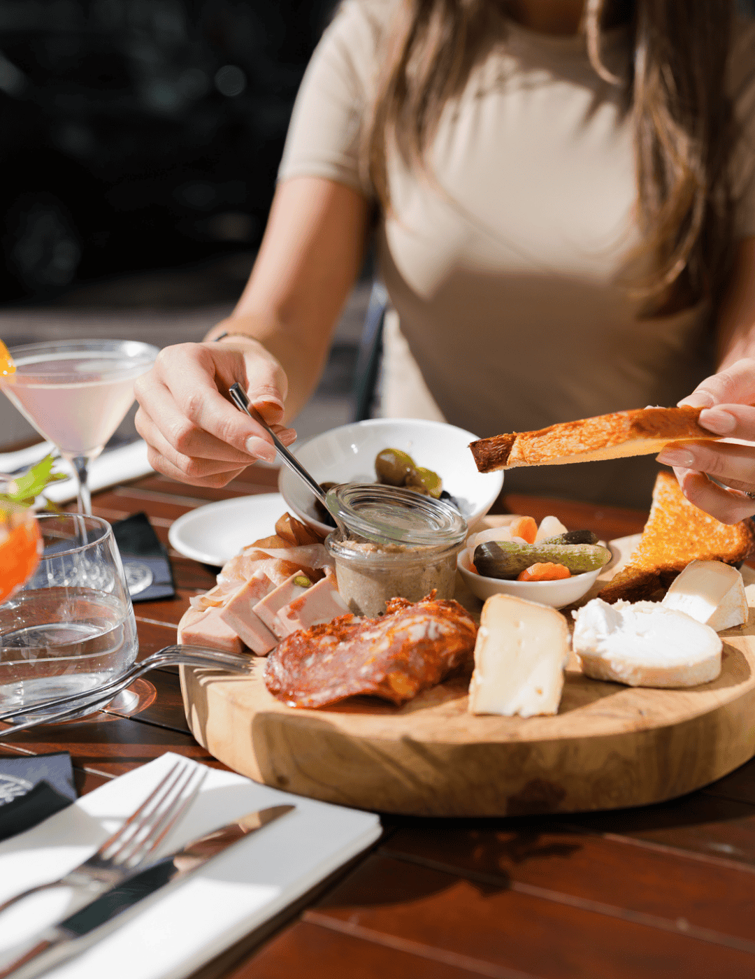 Plateau apéritif servi sur la terrasse de l’Ambassade Hôtel.