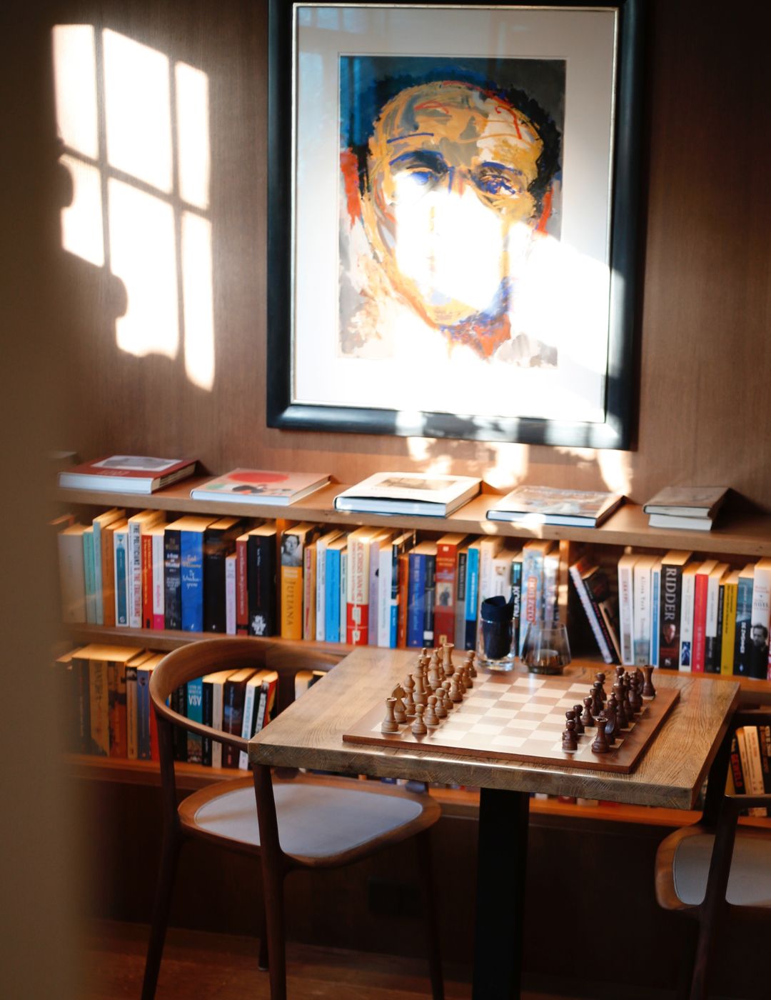 Schaakbord opgesteld in de bibliotheekbar van het ambassade hotel.