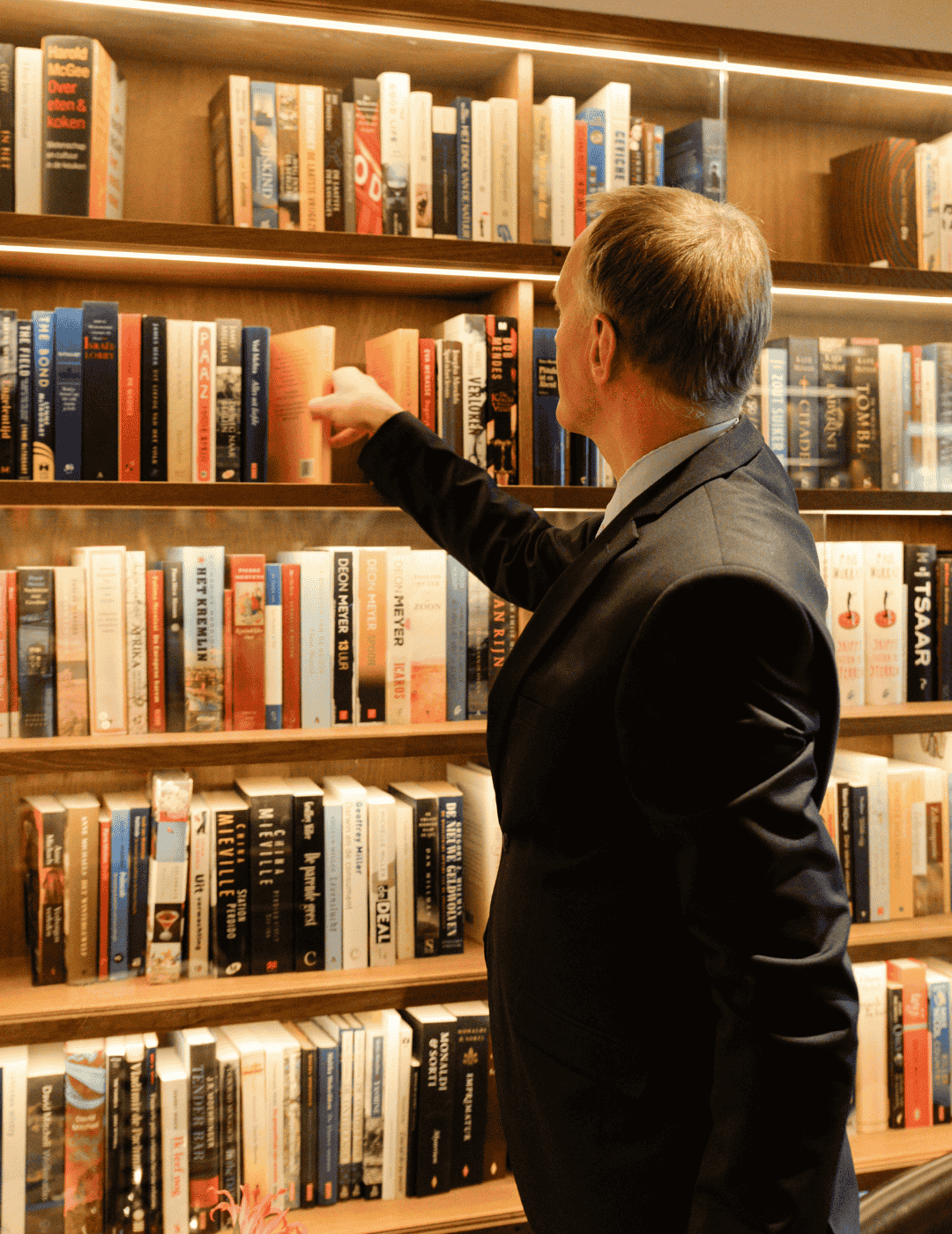 Bibliothécaire organisant des livres à la bibliothèque de l'hôtel Ambassade.