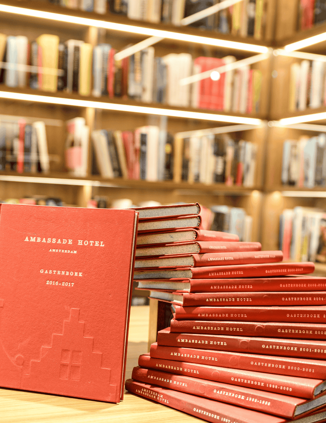 Pile de livres d'or de l'hôtel Ambassade.