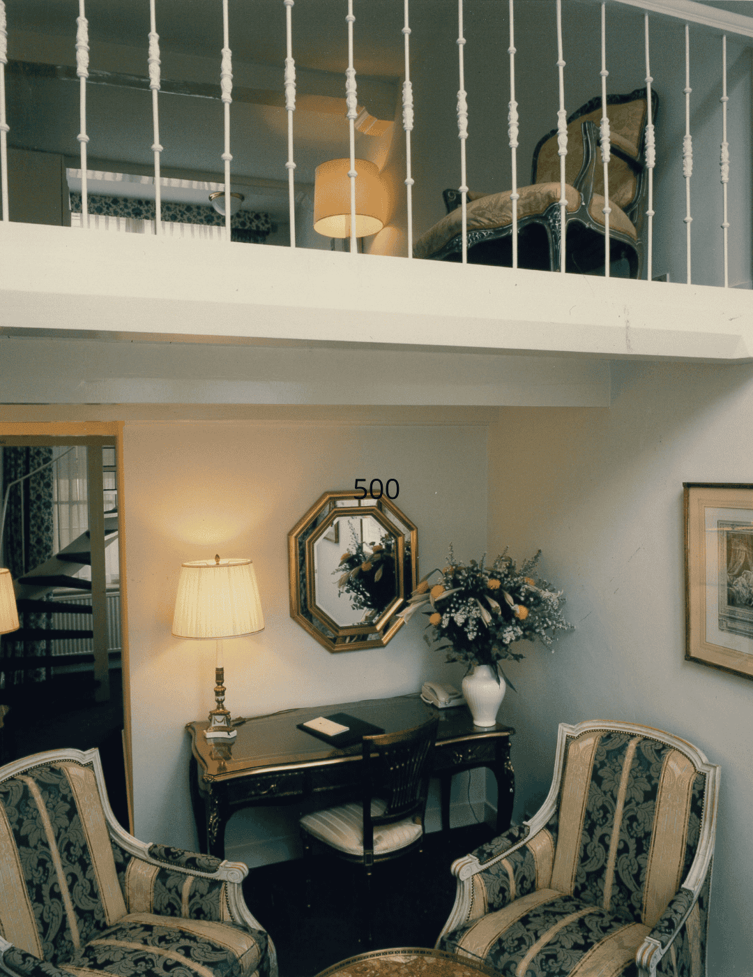 Photo vintage d'un ancien intérieur de chambre à l'hôtel Ambassade à Amsterdam, mettant en valeur un mobilier et une décoration classiques.