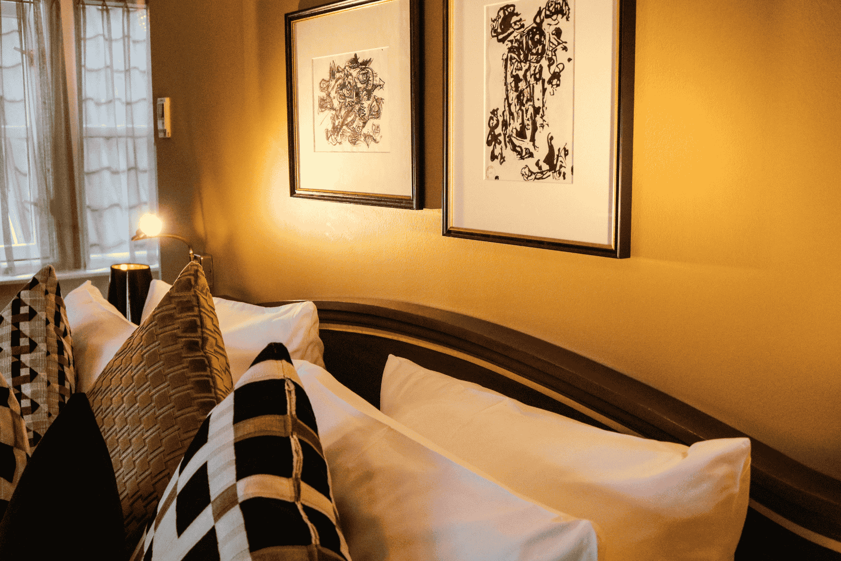 Détail du lit luxueux dans une grande suite de l’hôtel Ambassade à Amsterdam.