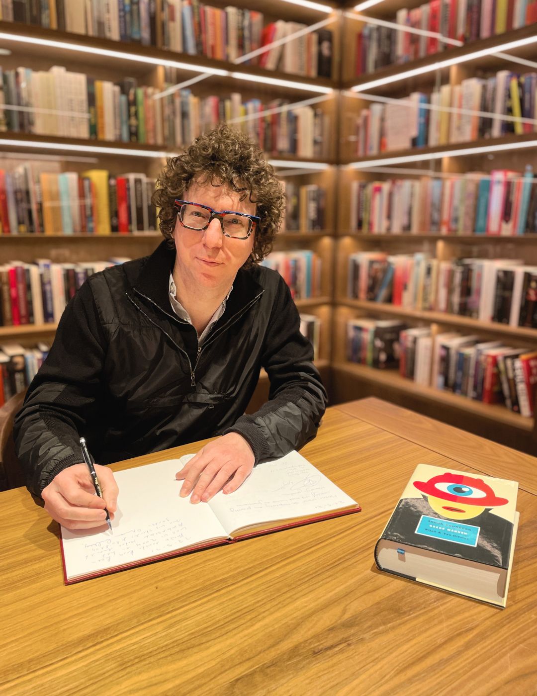 L’auteur Arnon Grunberg signe son livre à l’Ambassade Hôtel pour la bibliothèque de l’hôtel.