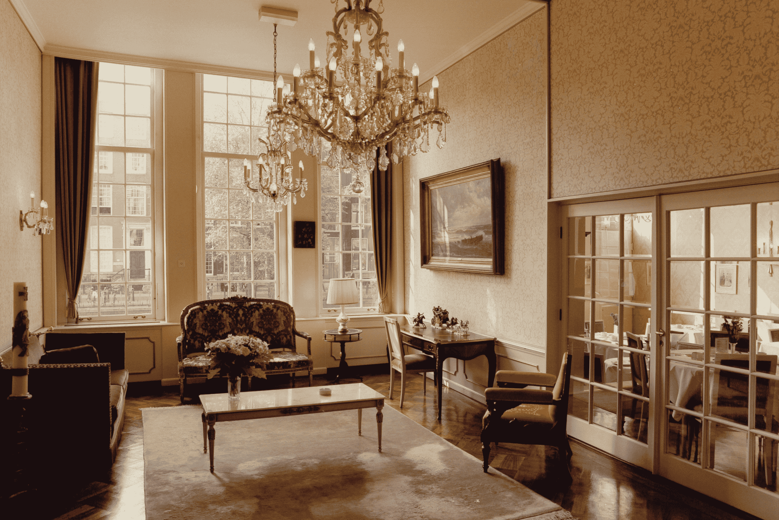 Photo vintage de l'intérieur de l'hôtel Ambassade à Amsterdam, mettant en valeur son design historique et son ambiance classique.