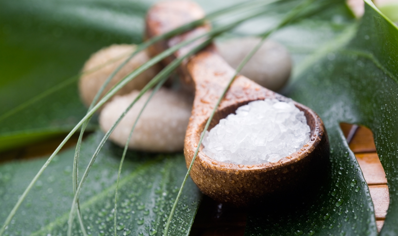 Gros plan des cristaux de sel d’Epsom utilisés dans les caissons de flottaison du centre de bien-être Koan Float.