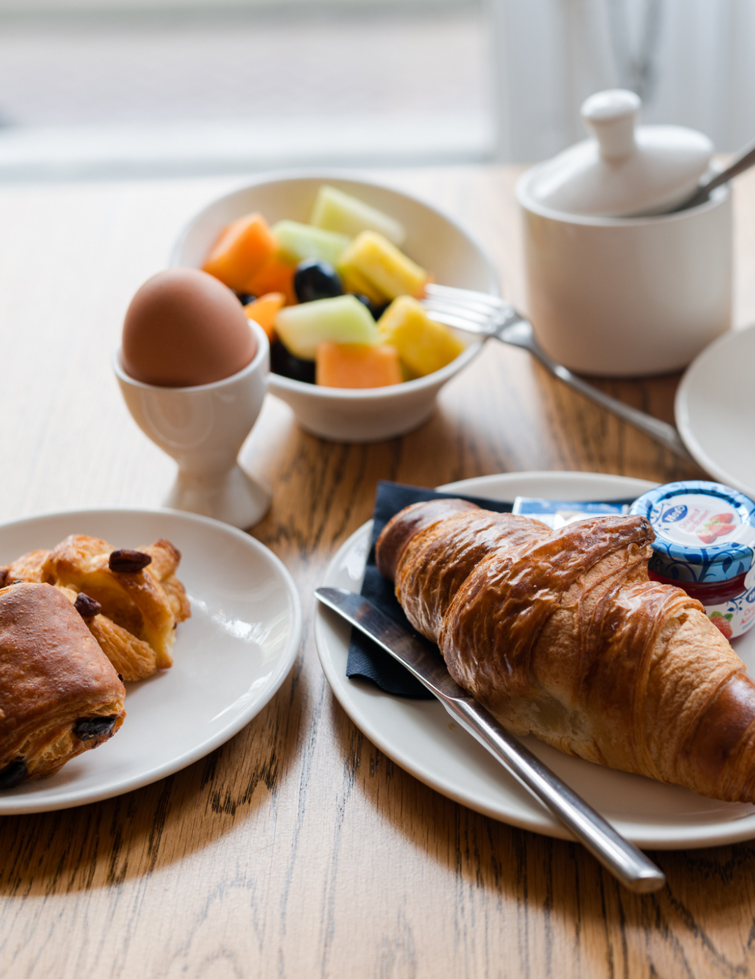 Petit-déjeuner servi à l’hôtel Ambassade.