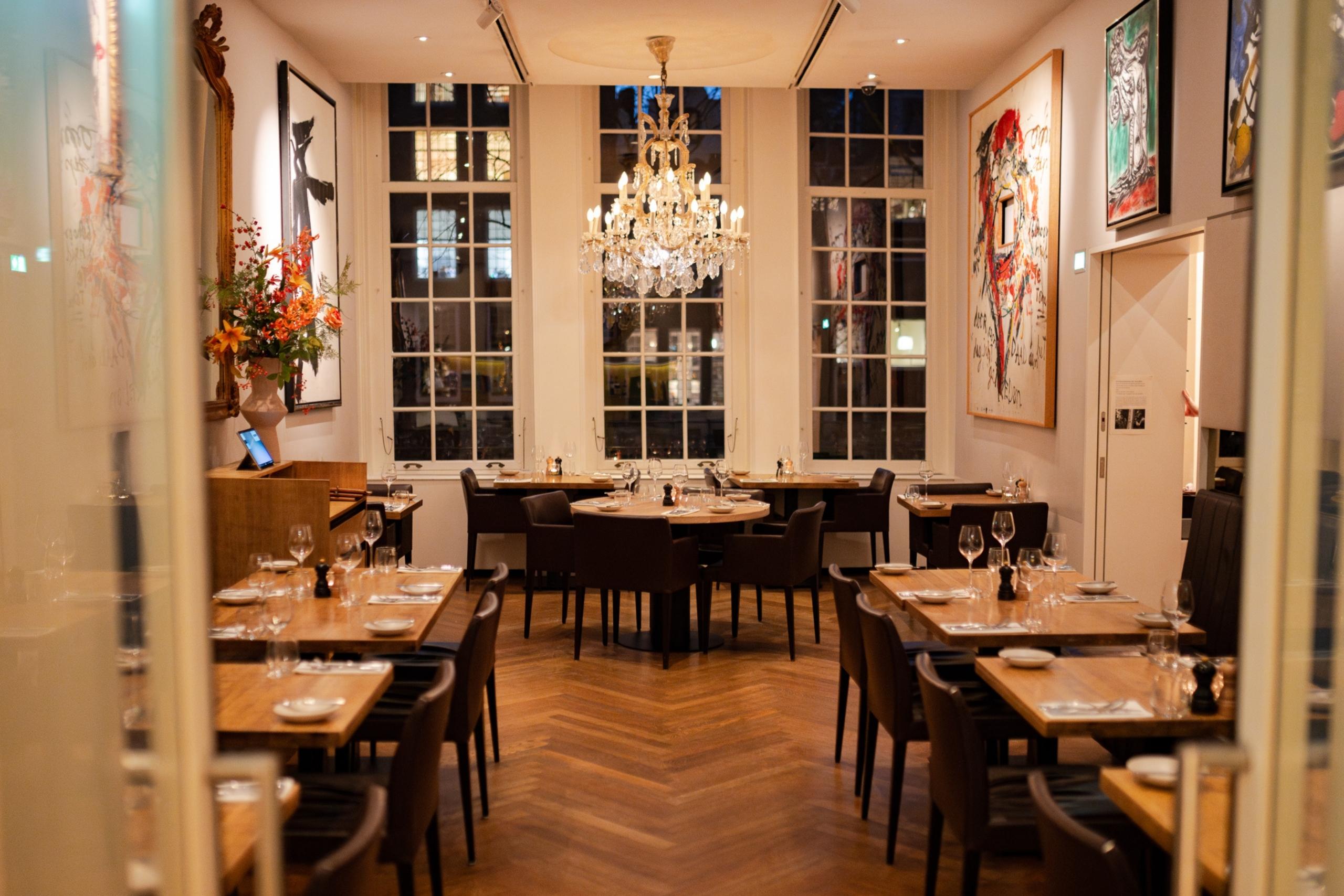 Le Wolvecamp Lounge à la Brasserie Ambassade – un espace élégant également disponible pour des dîners privés.