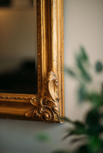 Détail élégant du miroir à l’Hôtel Ambassade à Amsterdam.