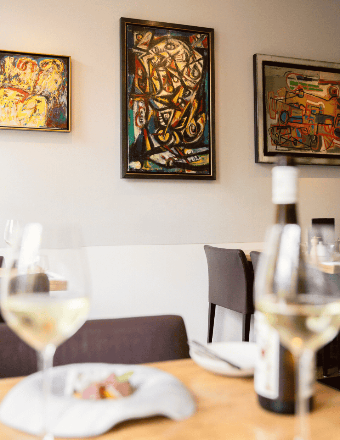 Le Alechinsky Lounge à l'Ambassade Hotel, présentant des œuvres CoBrA dans un cadre raffiné.