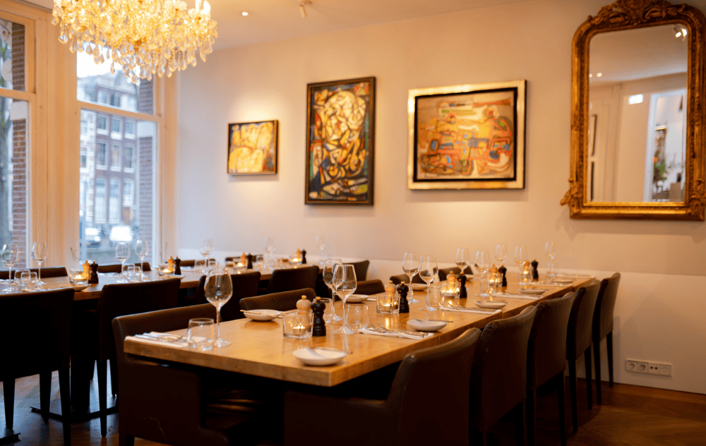 Lounge Alechinsky à la Brasserie Ambassade à Amsterdam, aménagée pour une expérience de dîner privé élégante entourée d’art moderne.