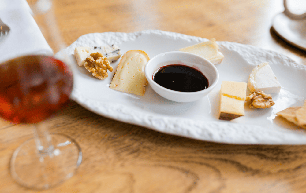 Plateau de fromages servi à la Brasserie Ambassade à Amsterdam, comprenant une sélection de fromages fins avec accompagnements.