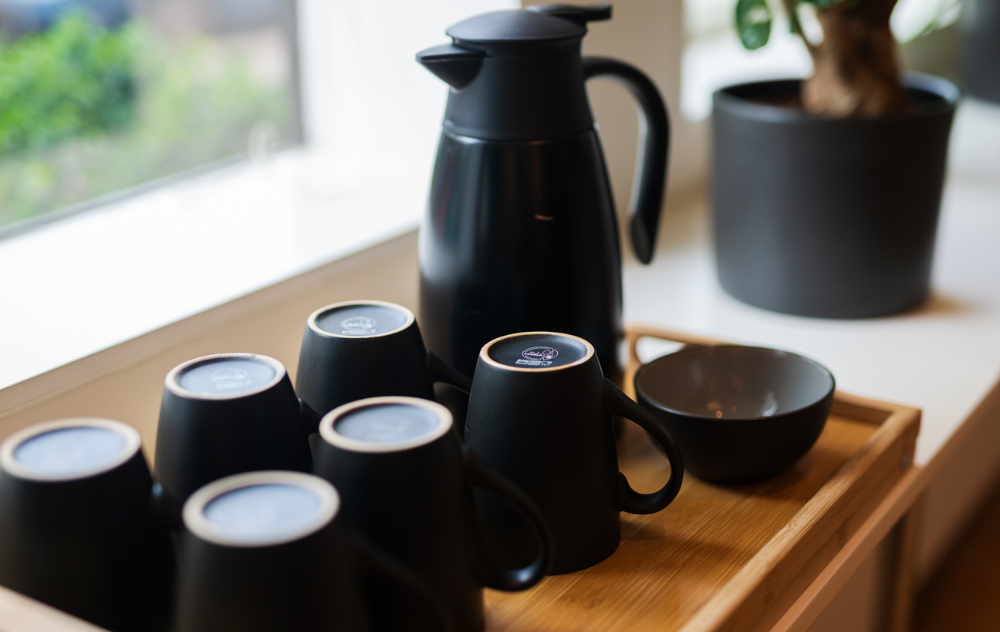 Un invité est accueilli avec du thé chez Koan Float à l’hôtel Ambassade, créant une ambiance calme et relaxante.