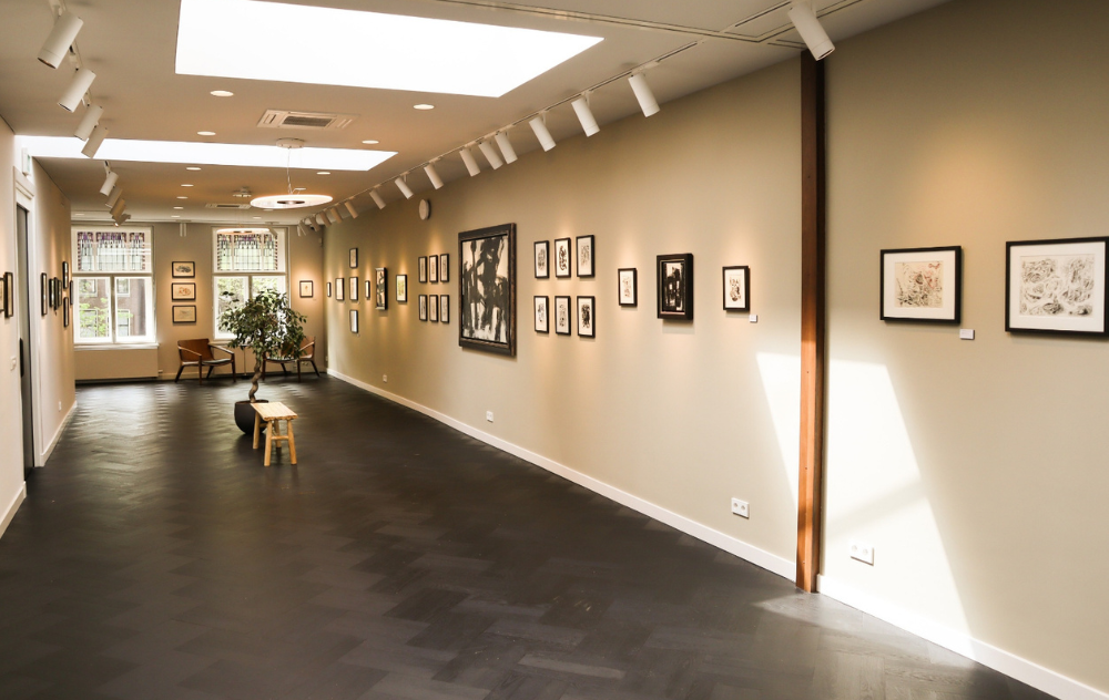 Exposition Wolvecamp à l'Ambassade Art Gallery à Amsterdam, présentant des œuvres abstraites expressives dans un espace de galerie élégant.