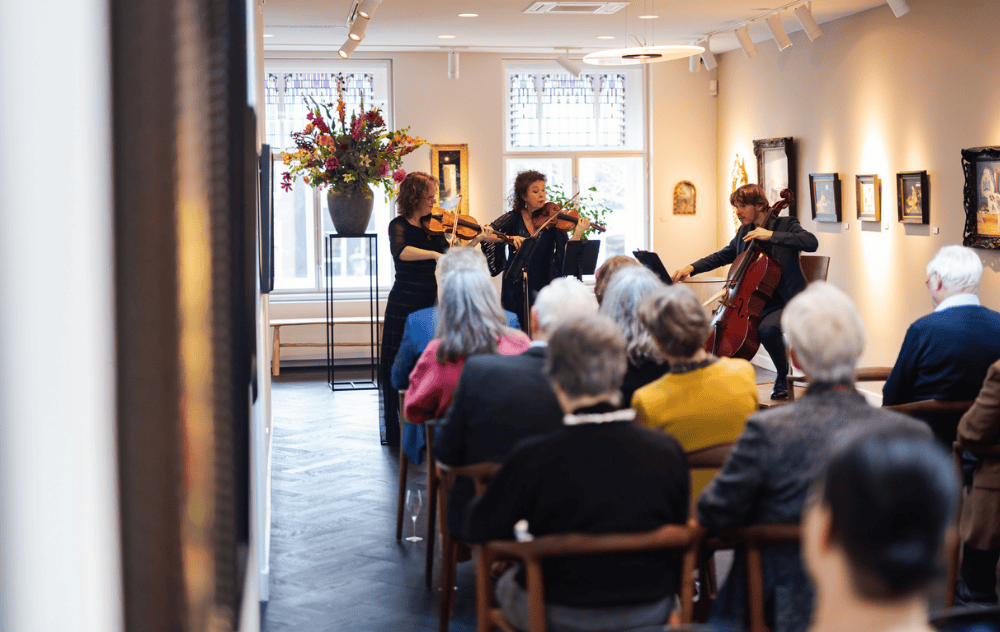 Amsterdam Sinfonietta en concert live à l'Ambassade Art Gallery à Amsterdam, entouré d'art moderne.