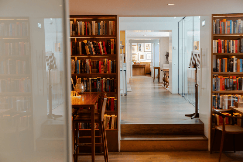 Vue depuis le Library Bar en direction du hall et de l’entrée de l’hôtel Ambassade à Amsterdam.