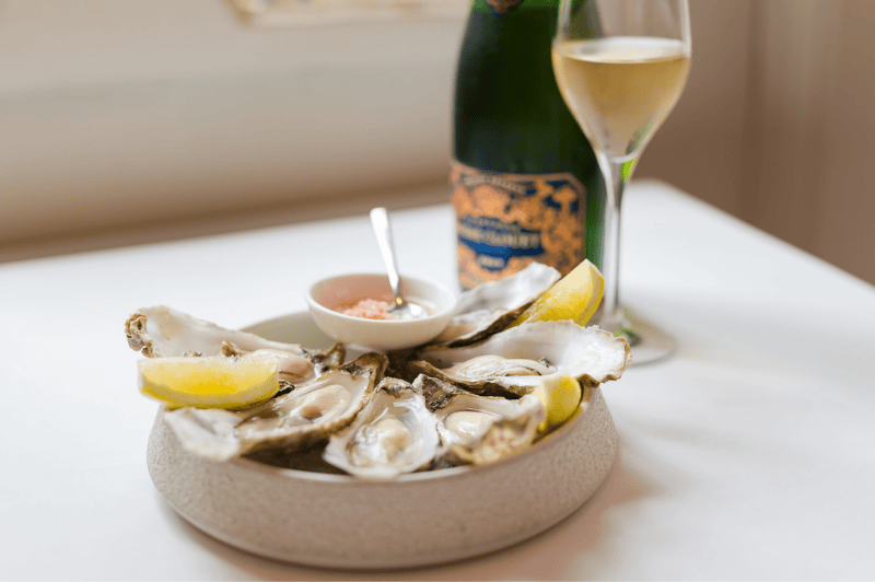 Huîtres fraîches servies sur glace à la Brasserie Ambassade à Amsterdam, accompagnées de citron et de mignonette.
