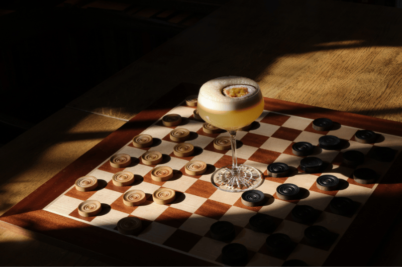 Cocktail rafraîchissant à la fruit de la passion servi au bar de l’hôtel Ambassade à Amsterdam.