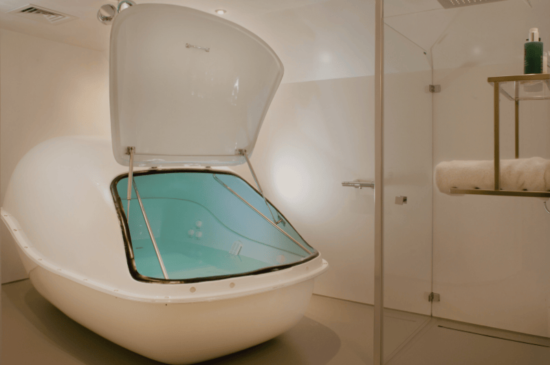 Intérieur de la salle de flottaison de Koan Float avec un bassin d’eau au sel d’Epsom.