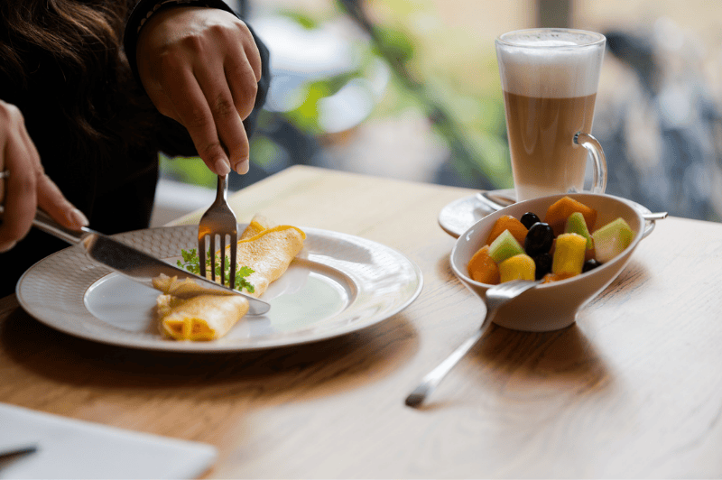 Omelette fraîchement préparée servie au petit-déjeuner à l’Hôtel Ambassade à Amsterdam.
