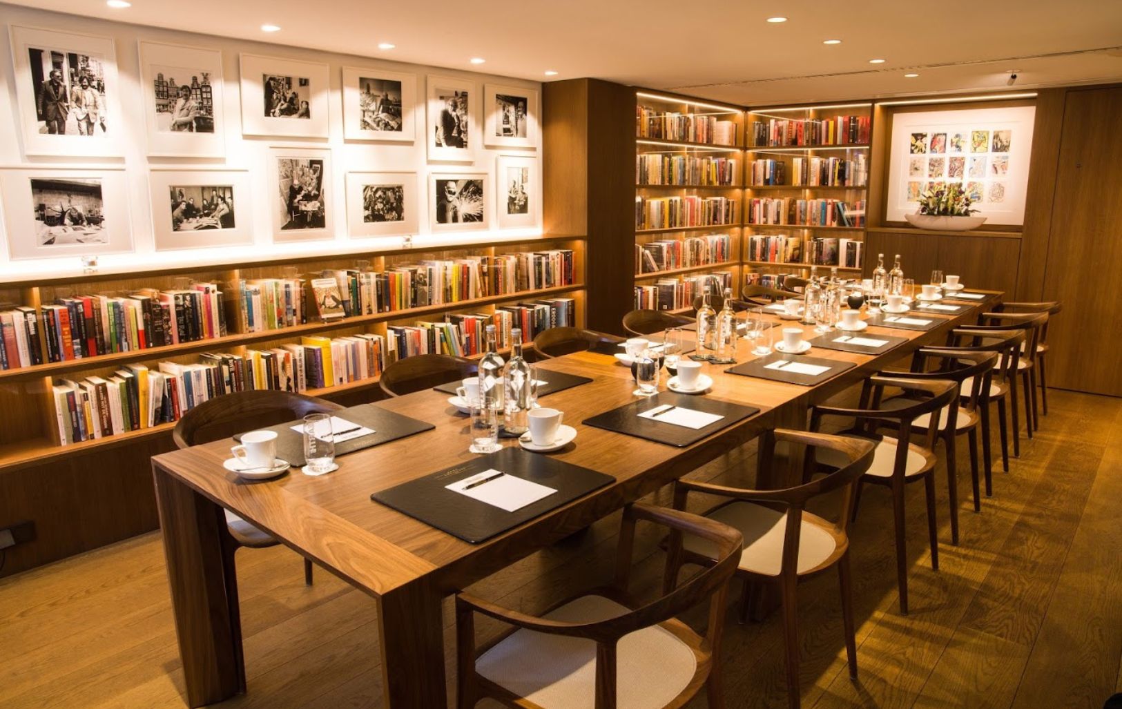 Zakelijke vergadering in de library van het Ambassade Hotel, omringd door boeken en klassieke inrichting.